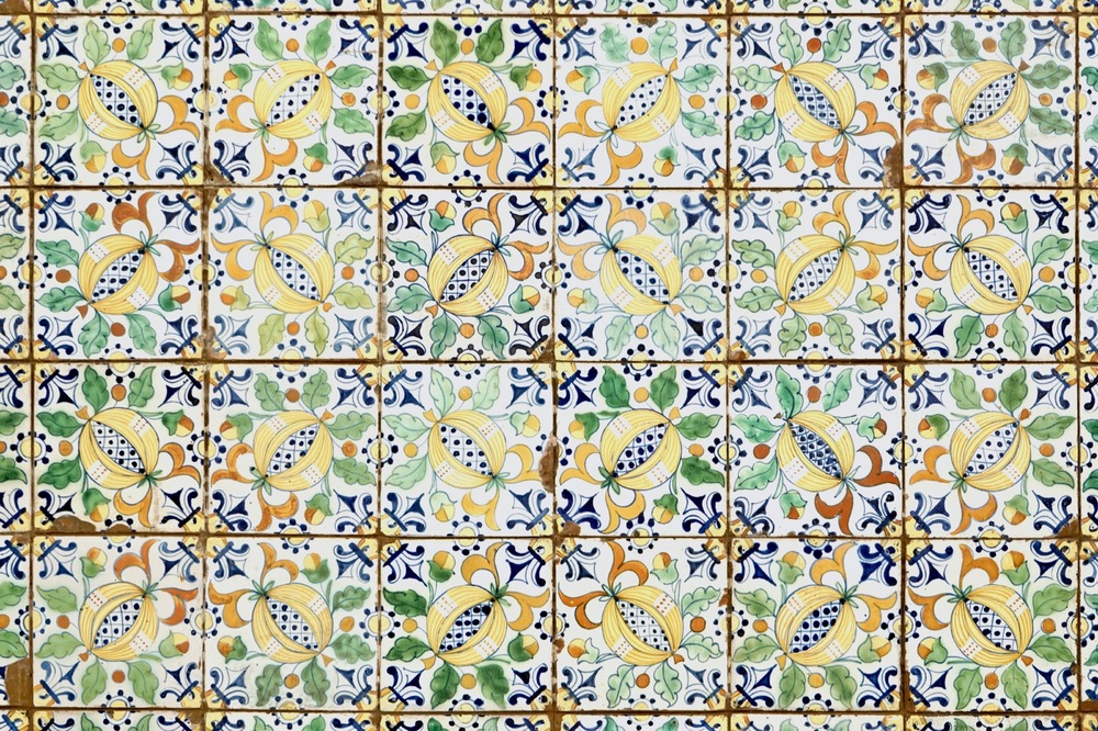 Un panneau de 48 carreaux en fa&iuml;ence de Delft polychrome pour le march&eacute; anglais, 19&egrave;me